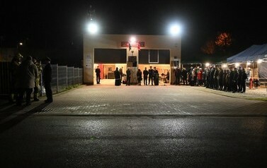 Remiza OSP - widok z przodu, goście czekają na przyjazd nowego wozu 