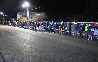 Tłum ludzi czeka na przyjazd nowego samochodu 