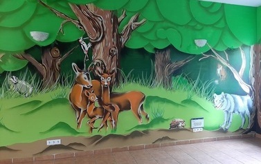 mural przedstawiający las w świetlicy wiejskiej w Żelisławkach 