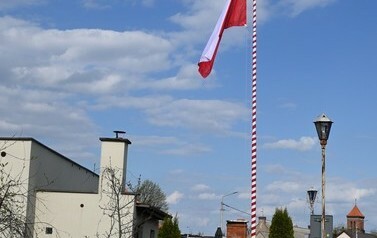 Uroczyste wciągnięcie flagi Polski na maszt 