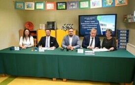 Podpisanie umowy na budowę Szkoły Podstawowej w R&oacute;żynach 