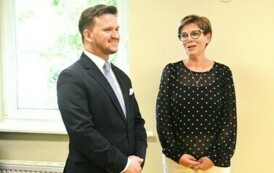 Podpisanie umowy na budowę Szkoły Podstawowej w R&oacute;żynach 