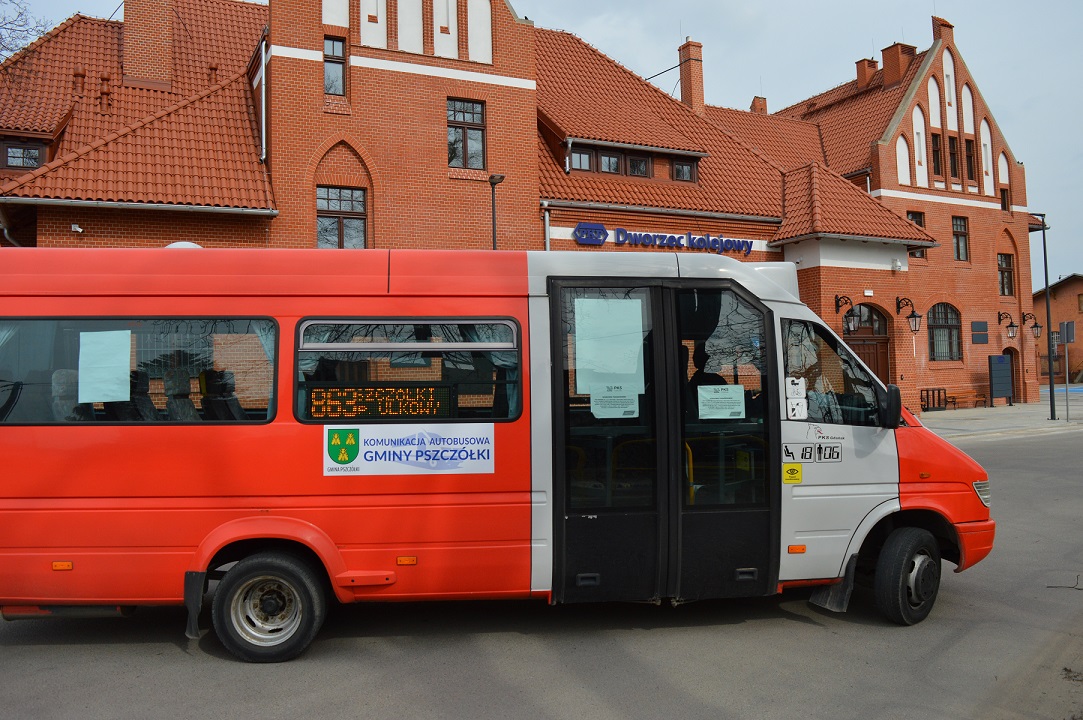 na zdjęciu widać dworzec PKP a na jego tle stoi autobus komunikacji gminnej 