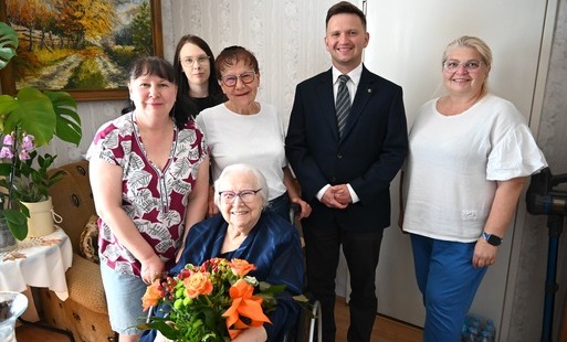 Zdjęcie do 96. urodziny Pani Elżbiety z Pszcz&oacute;łek