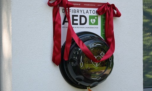 Zdjęcie do Nowy defibrylator AED w Gminie Pszcz&oacute;łki