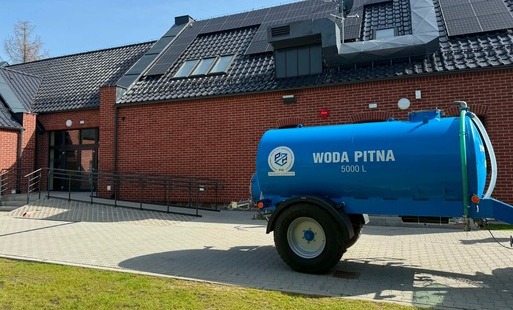 Zdjęcie do  BECZKOW&Oacute;Z Z WODĄ DLA MIESZKAŃC&Oacute;W KOLNIKA