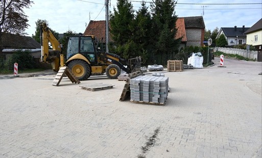 Zdjęcie do Trwa przebudowa ulic Modrzewiowej i Topolowej w Skowarczu