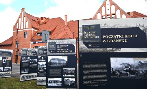Zdjęcie do &bdquo;Żelazny Bastion Polskości&rdquo; &ndash; wystawa plenerowa przed dworcem kolejowym w Pszcz&oacute;łkach